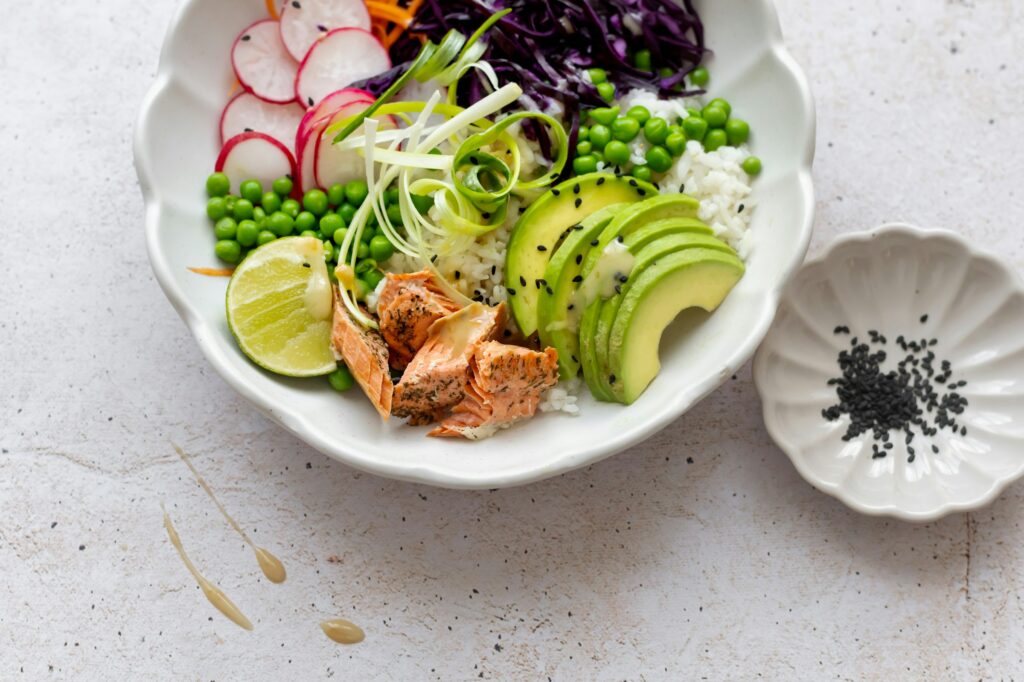 dieta a odporność - talerz z warzywami i rybą 