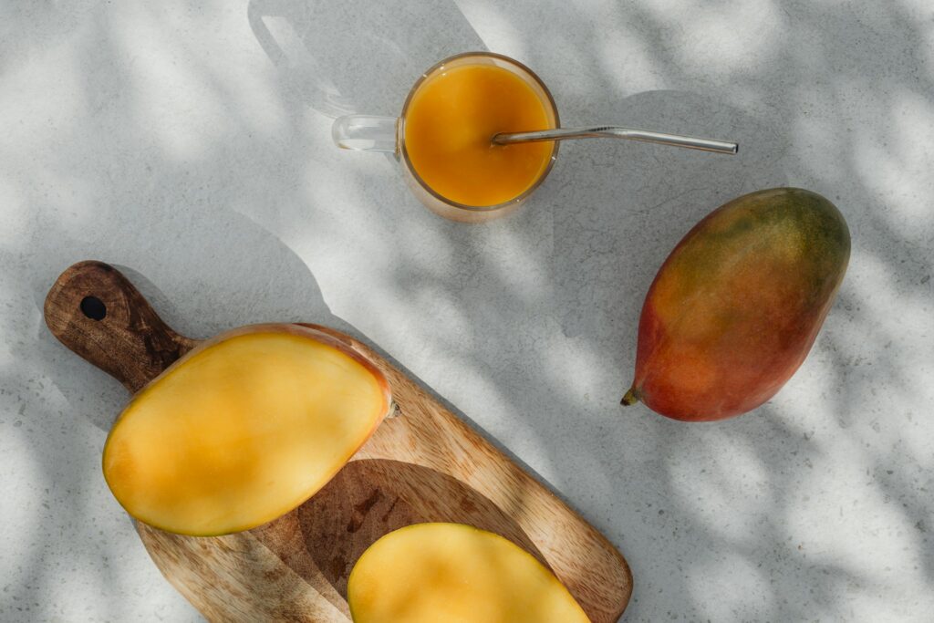 Porcja świeżego mango przygotowana do sprawdzania tolerancji.