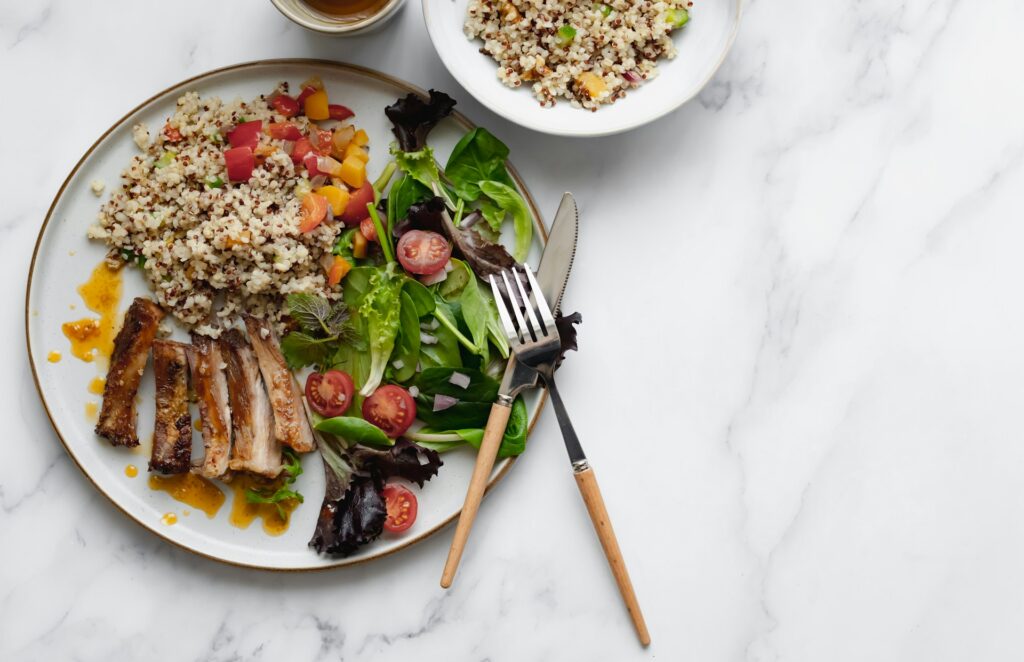Posiłek przygotowany z produktów stosowanych w diecie low FODMAP przy IBS.